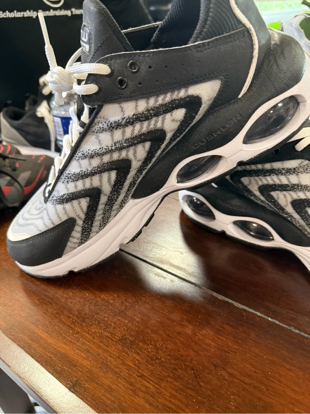Nike Airmax Men's Black and White Wave-Pattern Sneakers